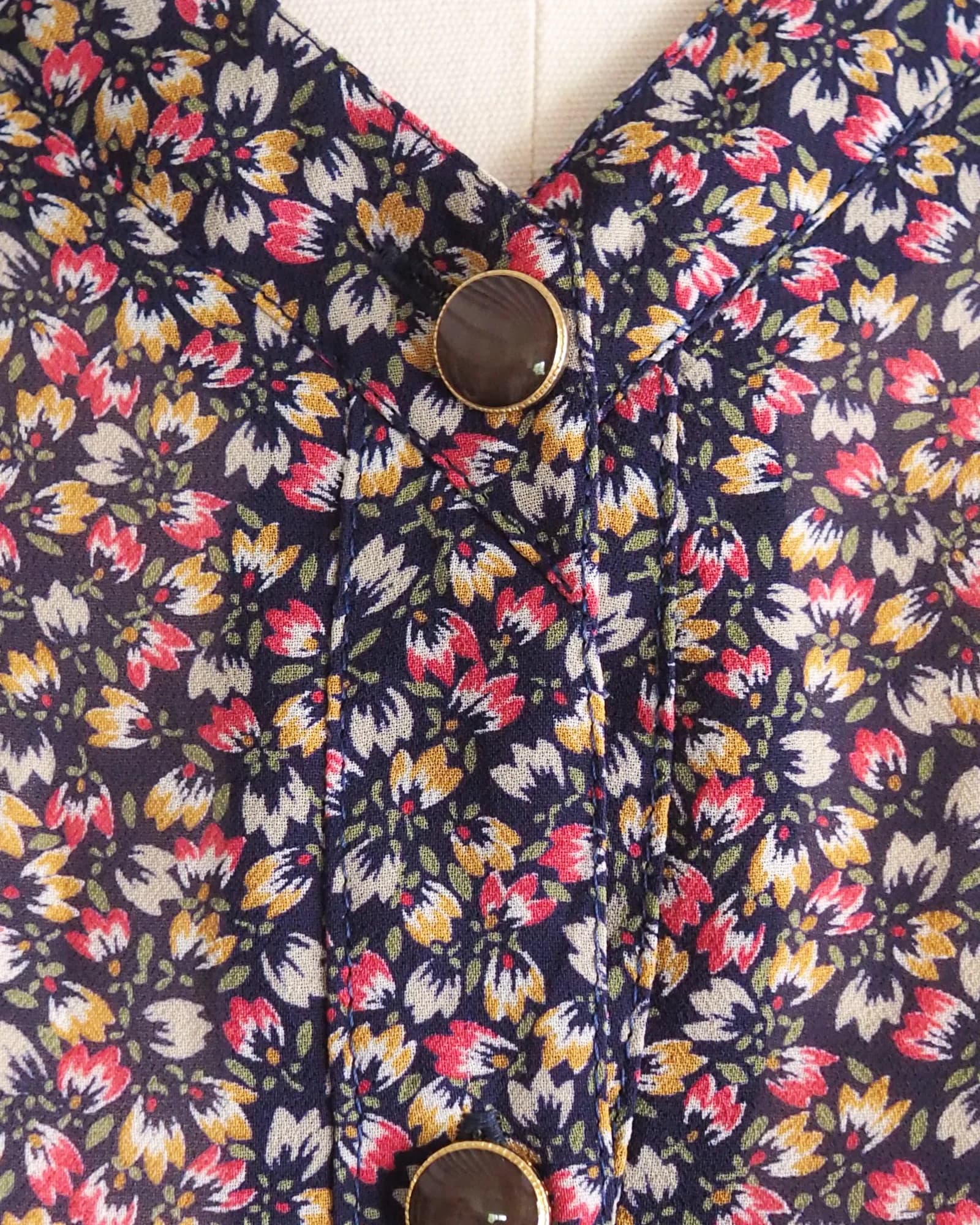 เดรสวินเทจ สีกรมท่า ลายดอกไม้เล็กๆโทนแดง/เหลือง