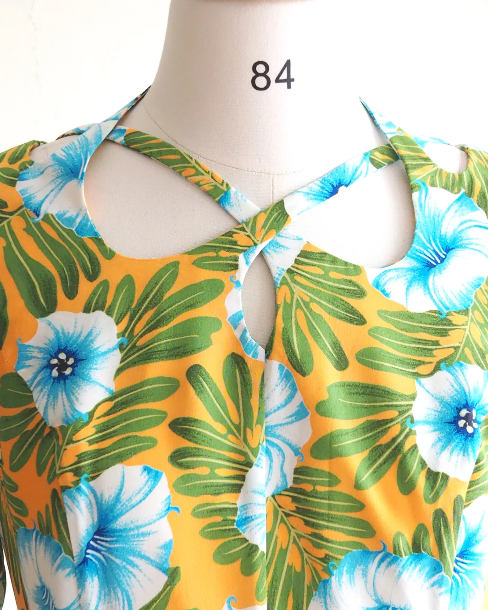 เดรสวินเทจ สีส้ม/เขียว ลายดอกสไตล์ Hawaii