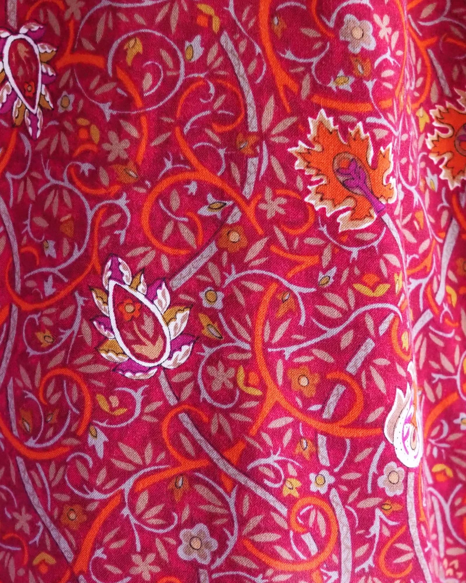 เดรสวินเทจ สีแดงเลือดนก ลายเถาใบไม้ สไตล์ยุโรป