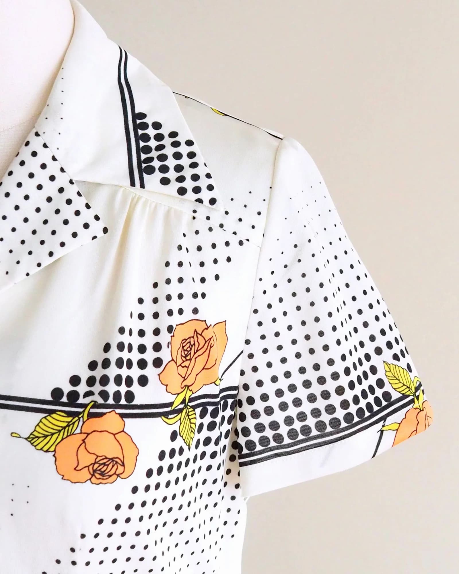 เดรสวินเทจ สีขาวครีม Graphic Halftone Rose Print