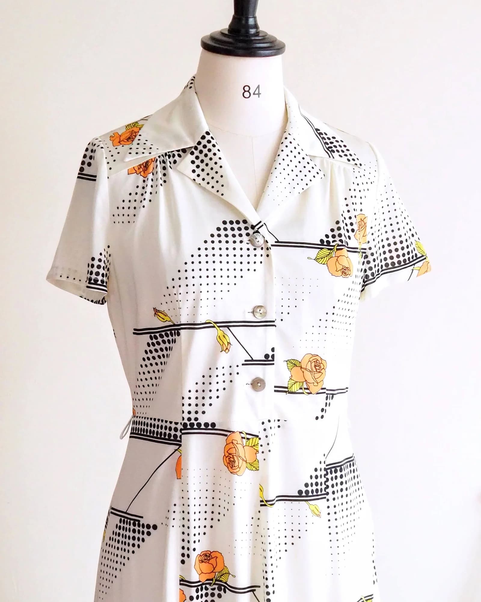 เดรสวินเทจ สีขาวครีม Graphic Halftone Rose Print